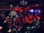 Interior del club Mr Wolfs con público y ambiente de evento nocturno