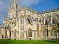 Fachada principal de St Mary Redcliffe Church con detalles arquitectónicos góticos
