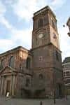 Vista exterior de la fachada principal de St Ann's Church con su torre y reloj