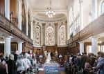 Ceremonia de boda en el interior de la iglesia con invitados sentados