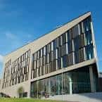 Vista exterior del edificio principal de la Universidad de Strathclyde con fachada moderna y grandes ventanales
