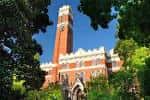 Torre del reloj de Vanderbilt University rodeada de árboles verdes