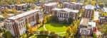 Vista aérea del campus universitario con edificios y áreas verdes