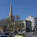 Vista exterior de la Iglesia de St Nicholas en Bristol con su característica aguja