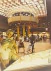 Interior del centro comercial con cúpula iluminada y zona de información turística