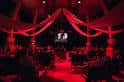 Interior del Circomedia en Bristol con iluminación roja y decoración para evento