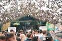 Escenario al aire libre en el patio durante un evento con público reunido