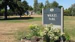 Vista frontal del letrero oficial del Wilkes Park en Portland
