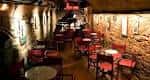 Interior del Jazz Cava con mesas y sillas en ambiente acogedor