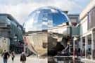 Vista exterior del edificio We The Curious con su característica esfera reflectante en Bristol