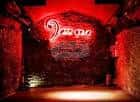 Escenario iluminado con letrero de neón 'Jazz Cava'