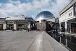 Plaza frontal del centro de ciencia y eventos We The Curious con la esfera como punto focal