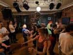 Interior del local durante una fiesta con baile y ambiente festivo