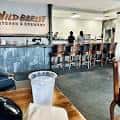 Interior del bar con mostrador y taburetes