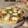 Plato de pizza en mesa de madera