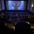 Interior del cine Alamo Drafthouse Park North con pantalla grande y butacas reclinables