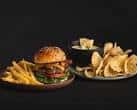 Plato de comida servida en el cine: hamburguesa, papas fritas y nachos