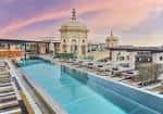 Piscina en la azotea con vista a la cúpula del edificio
