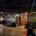Interior del Fitzgerald's Bar con barra y mesas en ambiente nocturno