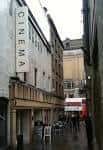 Vista exterior del Tyneside Cinema en Newcastle upon Tyne con su distintiva señal vertical