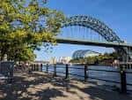 Vista del Puente Tyne y el río Quayside con árboles en primer plano