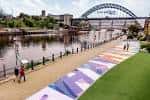 Amplia vista del Quayside con el Puente Tyne y un camino colorido