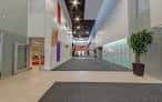 Pasillo interior moderno del centro de convenciones con iluminación ambiental y decoración minimalista