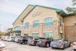 Vista exterior del West University Place Recreation Center con estacionamiento