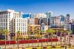 Vista panorámica del centro de San Diego con rascacielos y tren ligero
