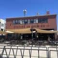 Fachada de Station 26 Brewing Co. con toldos y mesas al aire libre
