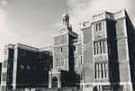 Fotografía en blanco y negro del exterior del edificio histórico de la Students' Union