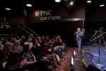 Evento en vivo en el PNC Live Studio con presentador en escena