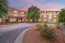 Vista exterior del complejo de apartamentos Swope Ridge Gardens al atardecer