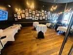 Sala de eventos interior con mesas redondas y decoración elegante
