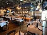 Vista general del restaurante con mesas dispuestas para servicio