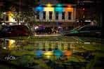 Vista nocturna de la fachada exterior de Henke & Pillot con luces de colores