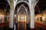 Interior del Antiguo Pósito con bóvedas de piedra y exposición cultural