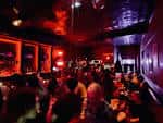 Interior del No Fun Bar con ambiente festivo y luces rojas