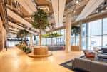 Interior luminoso con plantas y diseño arquitectónico contemporáneo