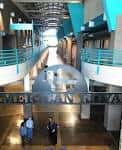 Interior del American Royal Center con pasarelas y estructura moderna