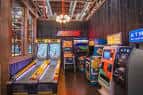 Área interior con máquinas recreativas y zona de juegos