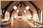 Interior del salón principal con vigas de madera y decoración festiva