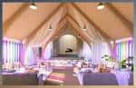 Salón de eventos decorado para una celebración con mesas y luces