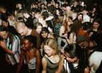 Multitud de asistentes disfrutando de un evento nocturno