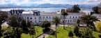 Panorámica del hospital con vista al mar y entorno natural