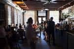 Vista interior del café con clientes sentados y ambiente cálido