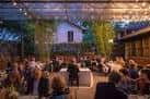 Evento en el patio exterior de Brasil Cafe con iluminación decorativa y mesas para invitados