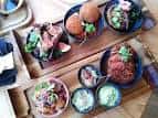 Plato de mezze vegetariano con hummus, falafel y ensaladas frescas
