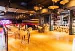 Interior del Glee Club Glasgow con barra y zona de mesas