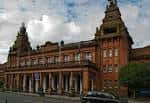 Vista exterior del Kelvin Hall con su arquitectura victoriana en ladrillo rojo